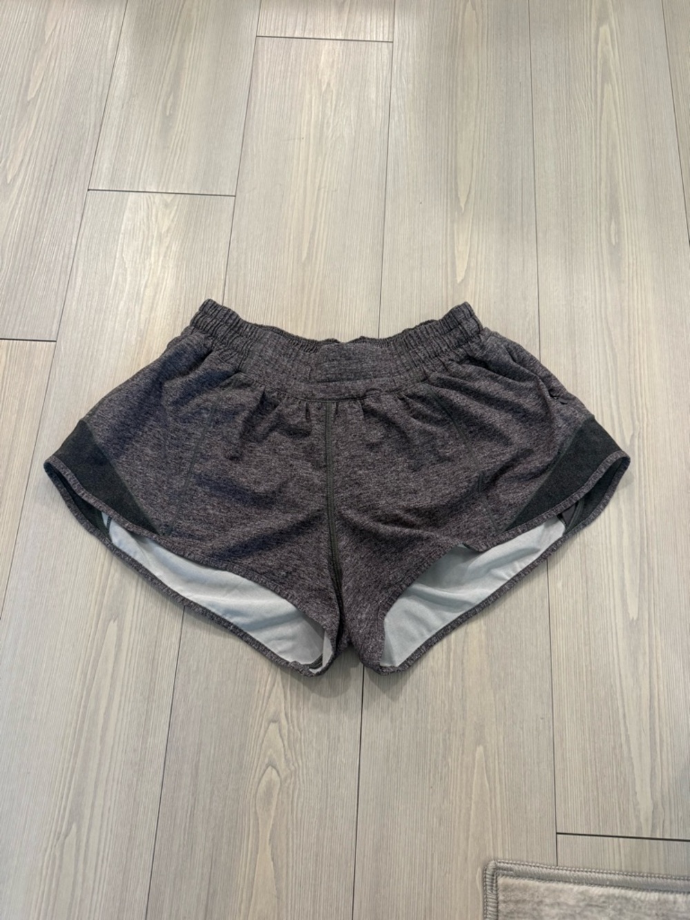 Lululemon hotty hot 2.5” Women’s Athletic Running Shorts — Charcoal Gray